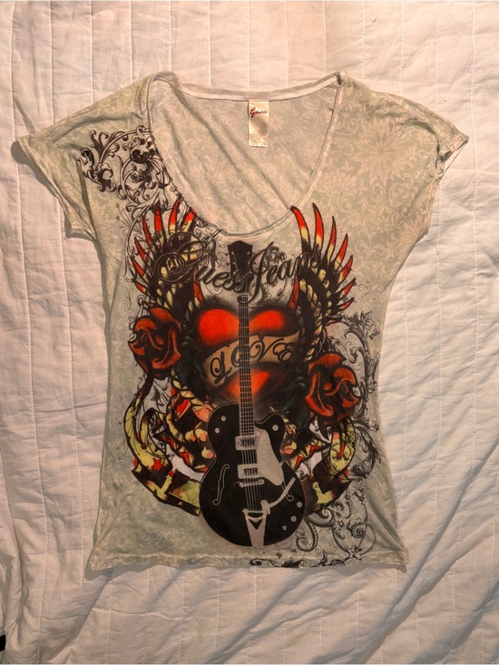 Guess Tops - Guess Women’s Short Sleeve Graphic Tee in Light Gray with Red and Black